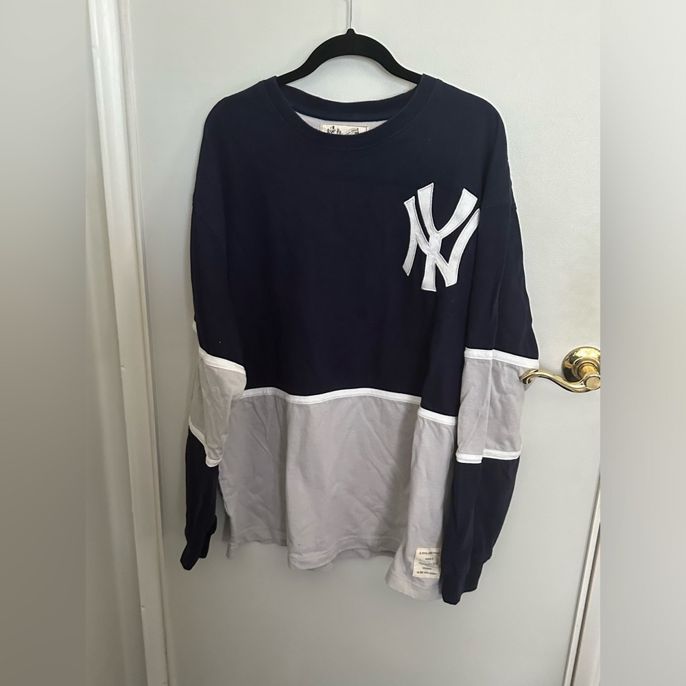 Men’s Mitchell & Ness New York Yankees Long Sleeved Shirt. Size 2XL.